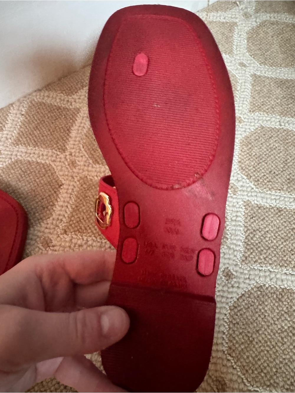 Larroudé Milan thong sandals in red featuring gold hardware - Picture 4 of 4